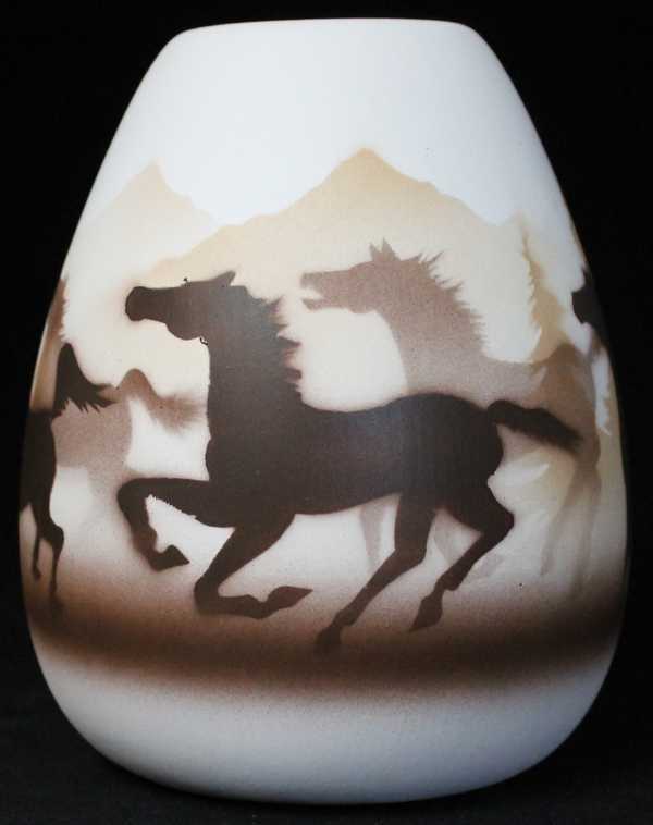 33015 Wild Horses 4 x 5 1/2 Vase