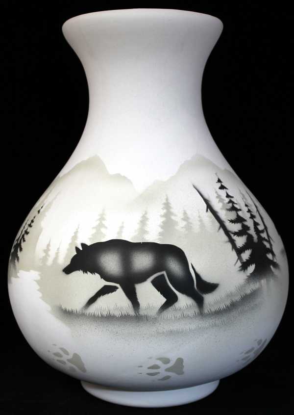 61136 High Country Tracks Wolf 10 1/2 x 14 1/2 Vase